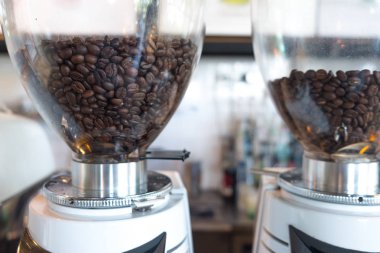 Kahve çekirdekleri kafede kahve öğütmek hazırlanması için kahve değirmeni