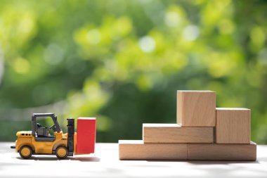 Oyuncak sarı forklift minyatür ahşap kırmızı blok ile