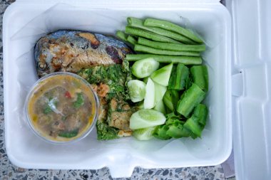 Uskumru balık acılı baharatlı sosu haşlanmış sebze koymak içinde köpük kutu ile