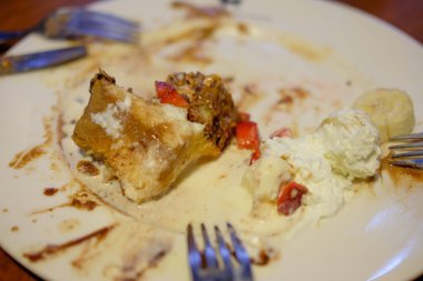 Boş tabak tatlı yedikten sonra. Bir kirli tabak