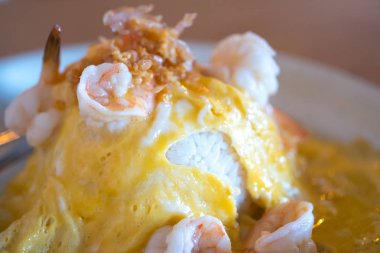 Pirinç ve omlet ve sarımsak ve karides ile tepesinde