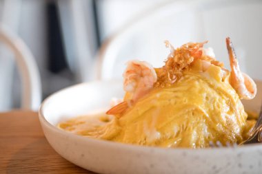 Pirinç ve beyaz bir tabak karides ile çırpılmış yumurta