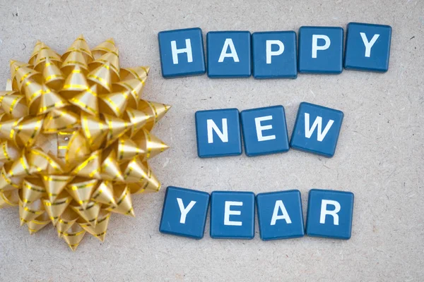 Κείμενο Ευτυχισμένο Νέο Έτος Χρυσό Φιόγκο Ενάντια Ξύλινο Υπόβαθρο Έννοια — Φωτογραφία Αρχείου