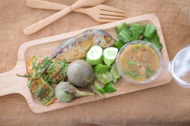 Kızarmış uskumru ve uskumru chili Yapıştır sos çift ahşap tepsi üzerinde hizmet taze sebze yemek