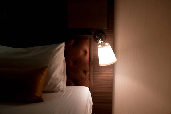 Лампа Установленная Сбоку Кровати Украшает Спальню — стоковое фото