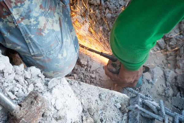 Mano Del Hombre Con Herramienta Corte Acero Sitio Construcción Concepto — Foto de Stock