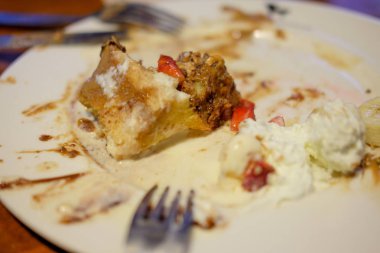 Boş tabak tatlı yedikten sonra. Bir kirli tabak