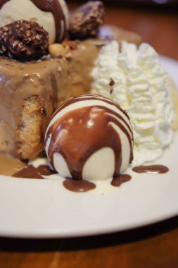 Çikolata sosu ve vanilyalı dondurma, bal tost tost ekmeği