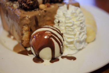 Bal tost veya tuğla tost vanilyalı dondurma ve çırpılmış krema ile