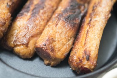 Kızarmış domuz kaburga siyah Pan yukarı kapatın