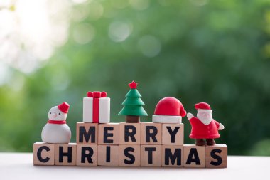 Dekorasyon için oyuncak ile neşeli Noel ahşap bloklar. Noel tatil şenlikli Tema ve metniniz için boş alanı kavramı