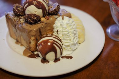 Çikolata sosu ve vanilyalı dondurma, bal tost tost ekmeği