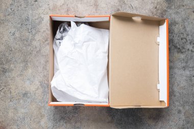 Açık ayakkabı ile buruşuk ambalaj kağıt karton kutu ambalaj görünümü top