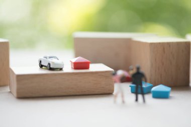 Mutlu başarılı evlilik aşk hayatı kavramı, minyatür güzel çift kocası onun bebek ve karısı ile araba ve ev taşıma. İpotek ve emlak yatırım kullanabilirsiniz.