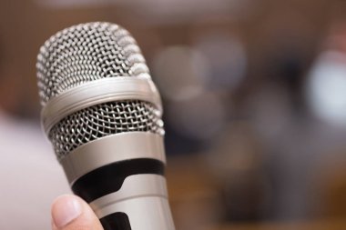 Seminer Oda Kongre salonunda arka plan konuşma için mikrofonların holding eller. Seminer konferans kavramı