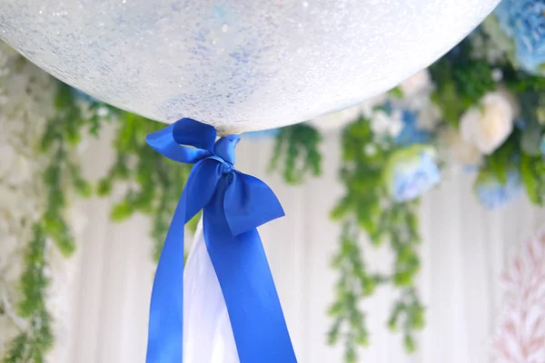 Transparante Ballonnen Close Met Blauwe Strik Verjaardag Feest Concept — Stockfoto