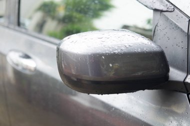 Damla yağmur, gri araba ıslak bir ayna sonra araba dikiz aynası.