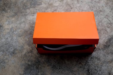 Turuncu kağıt ayakkabı kutusu kapalı kapak ile