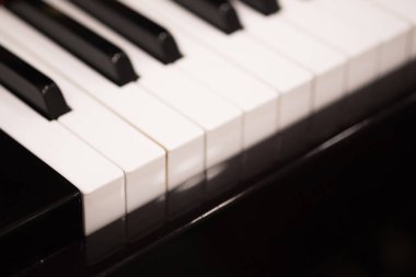 Piyano klavye bakış açısı. Seçici odak ile piyano klavye