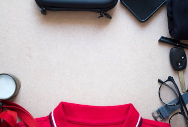 Erkek Giyim ve Erkekler Aksesuarları mesaj için boş alan ile ahşap arka plan üzerinde. Her gün için giyim erkek ayarlayın. Yukarıdan görüntüleyin. Düz tasarım