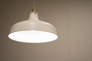 Tavanda asılı beyaz dekoratif lamba. Modern lamba