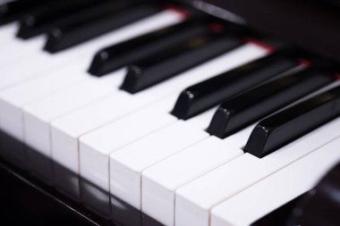 Seçici odak ile ön görünümü Kapat piyano klavye. Köşegen görüntüleme. Piyano klavye bakış açısı.