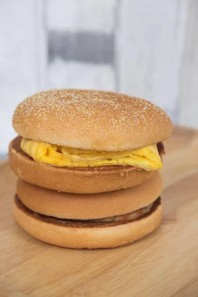 Bolinho Sanduíche Caseiro Hambúrguer Porco Pronto Para Comer Servido Bandeja — Fotografia de Stock