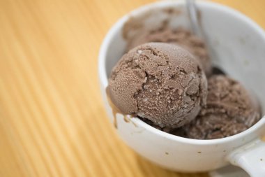 Beyaz fincan çikolatalı dondurma yakın çekim