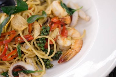 Baharatlı deniz mahsulleri spagetti veya Tay spagetti