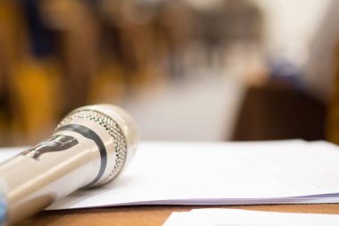 Tablo üzerinde mikrofon kapatın. İş toplantı ve etkinlik kavramı