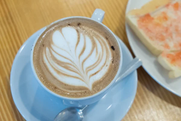 Cafea Fierbinte Formă Inimă Spumă Fundalul Mesei Lemn — Fotografie, imagine de stoc