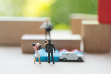 Minyatür insanlar aile ayakta gelecek için yeni iş seçin. Bonus sübvansiyonlar teşvikler ödenekleri kavramı