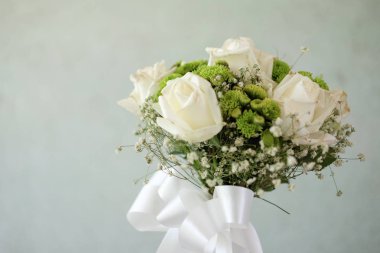 Güzel beyaz gül buketi kadar kapatın