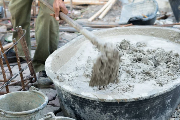 Trabajador Mezclando Mortero Cemento Hormigón Obra — Foto de Stock