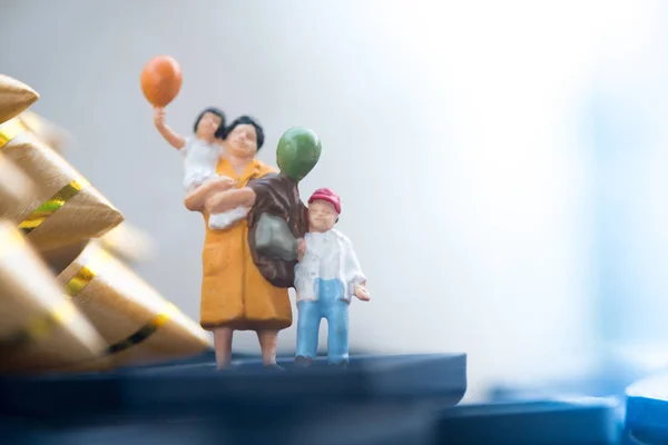 Pessoas Miniatura Mãe Filho Segurando Balão Feliz Natal Feliz Ano — Fotografia de Stock