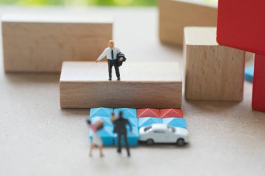 Patron ile minyatür insanlar aile ayakta. Kavram ek tazminat bonus sübvansiyonlar teşvikler ödenekleri