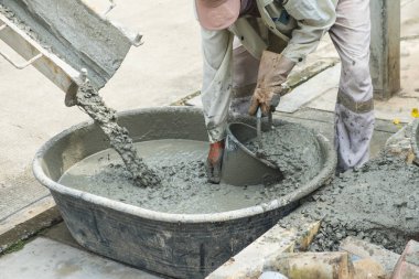 İnşaatçılar hazır beton yağıyor. Beton ev inşaat dökme.