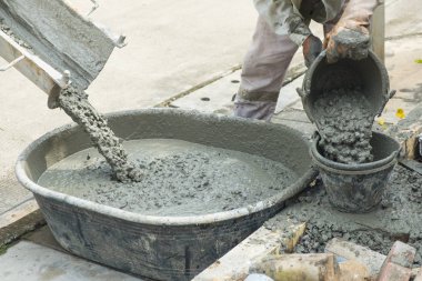 İnşaatçılar hazır beton yağıyor. Beton ev inşaat dökme.