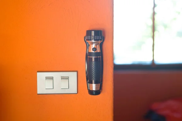 Электрический Выключатель Фонарик Оранжевой Цементной Стене — стоковое фото