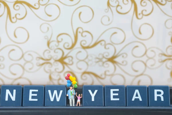 Miniaturní Skupina Šťastná Rodina Drží Bubliny Pozadím Nového Roku Selektivní — Stock fotografie