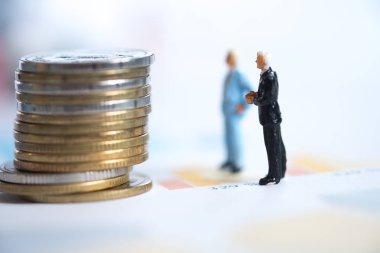 Minyatür insanlar: işadamı ile proje yatırım için düşünüyorum. İş planlama kavramı.