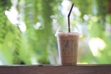 Buzlu kahve yeşil doğa arka plan ile kahve fincan