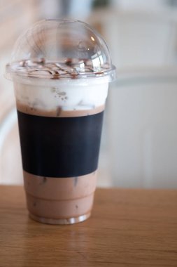 Buzlu kakao içki ve süt krem köpük köpük bardak