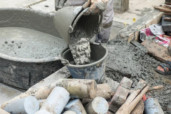 Trabajador Vertiendo Cemento Mezcla Hormigón Cubo Sitio Construcción — Foto de Stock