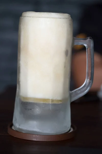 木製食卓にビールを冷凍ゼリーのガラス — ストック写真