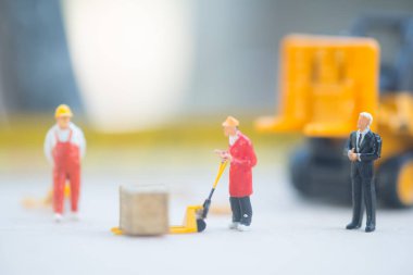 Minyatür iş adamı dağıtım depo fabrika ürünleri mal taşıyan işçilerin bak. Kargo ve nakliye kavramı