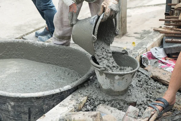 Trabajador Vertiendo Cemento Mezcla Hormigón Cubo Sitio Construcción — Foto de Stock