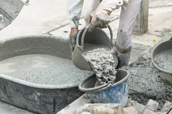 Trabajador Vertiendo Cemento Mezcla Hormigón Cubo Sitio Construcción — Foto de Stock