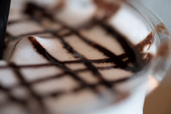 Tutup Buih Susu Dengan Saus Cokelat — Stok Foto
