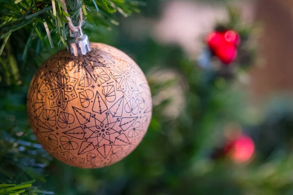 Große Kugeln Als Dekor Für Den Weihnachtsbaum Konzept Des Weihnachtsbaums — Stockfoto